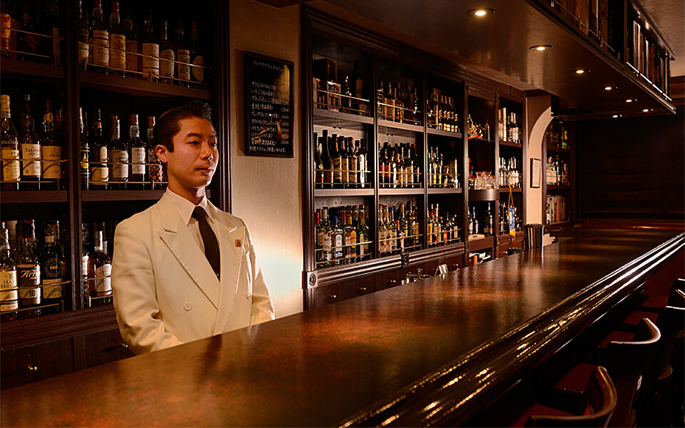 Whisky, cocktails et loisirs - lents et interminables - du crépuscule à l&#39;aube à Casablanca.