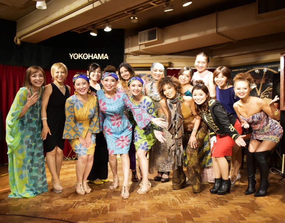 Nous sommes le monde par les 14 chanteuses japonaises «Nous sommes le monde - Sœurs unies à Yokohama » est maintenant disponible sur YouTube!
