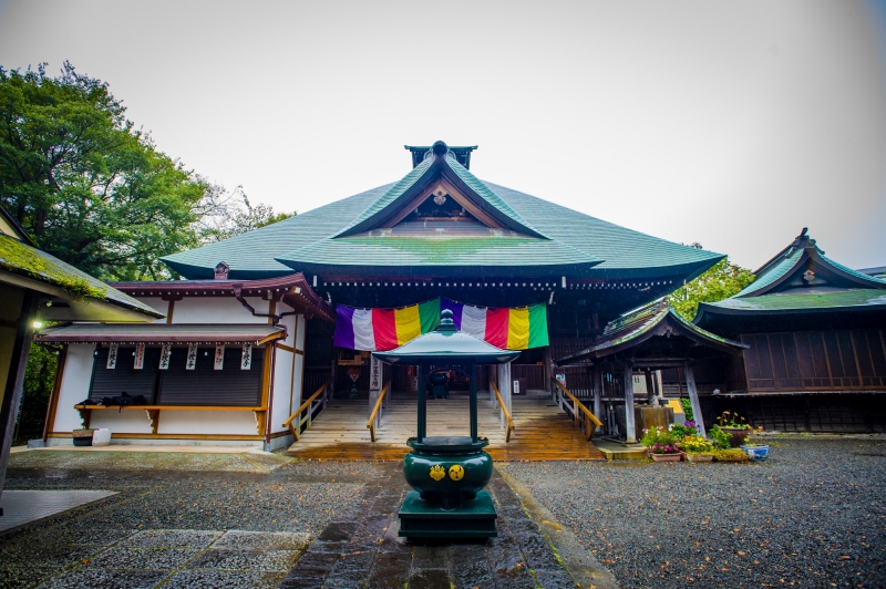 요코하마의 역사적인 신사와 절을 산책하기