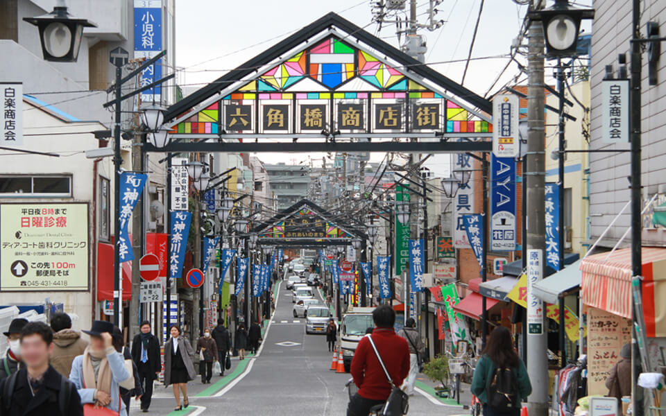 Bagian dari kawasan pelajar dan sebagian jalan bisnis yang ramai, Rokkakubashi Shotengai adalah tempat toko yang tampaknya sederhana ternyata menjadi permata yang terkenal.