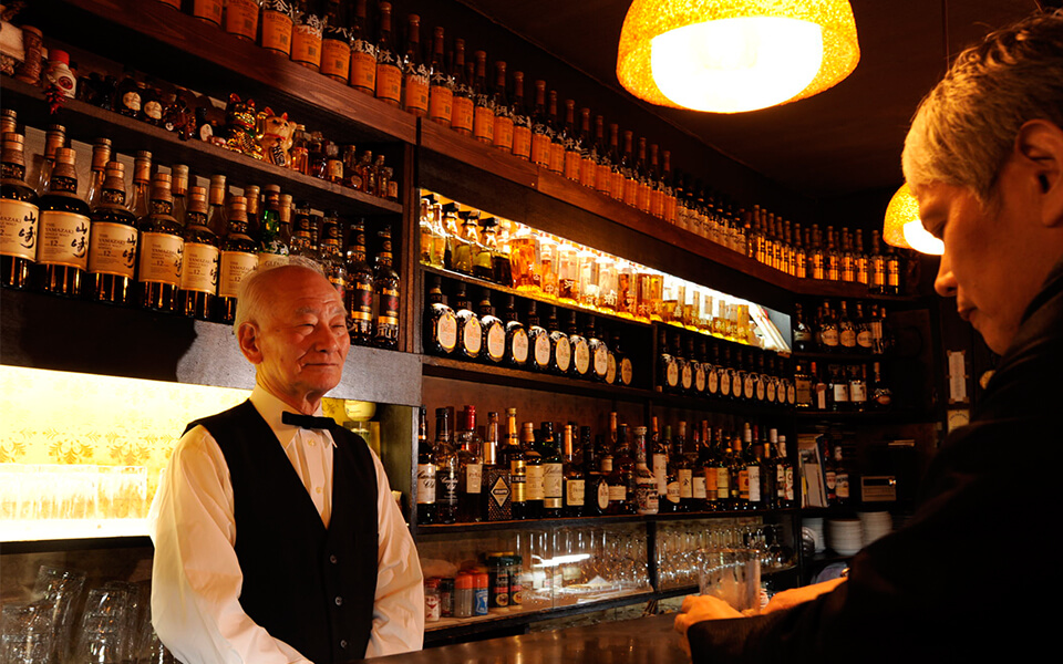 Wiski seperti beludru, diaduk oleh bartender tertua di Yokohama. Masuki Apollo, landasan kehidupan malam kota yang berusia 50 tahun.